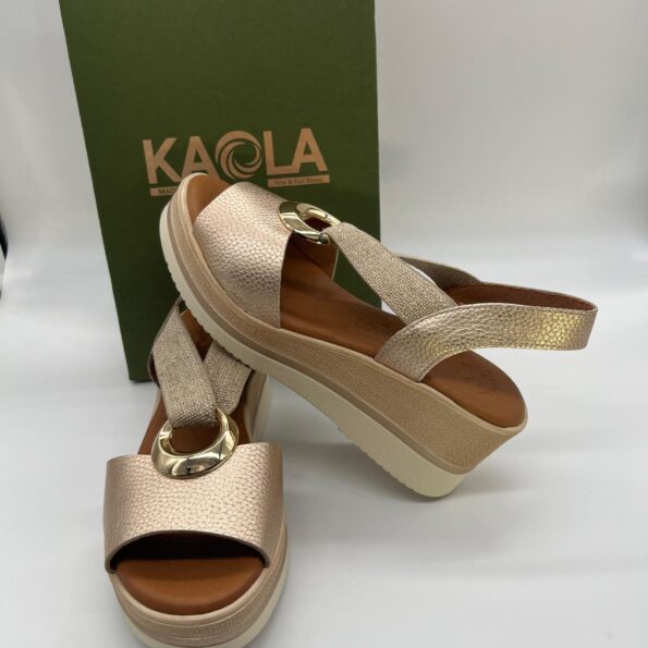 A- SANDALIA PIEL CON ELASTICO KAOLA  Y ARGOLLA CUÑA LIGERA DORADA Mº1612