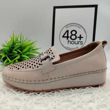 Mocasín piel crema de la marca 48 + hours, diseñado para un uso prolongado y comodidad al caminar. Este tipo de calzado se caracteriza por su parte superior de piel troquelada o perforada, que permite una mejor transpirción, y una suela de cuña ligera que ofrece soporte adicional.