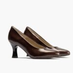 PITILLOS ZAPATO DE SALÓN PARA MUJER . STILETTO MARRON DE TACÓN ALTO EN PIEL CHAROL